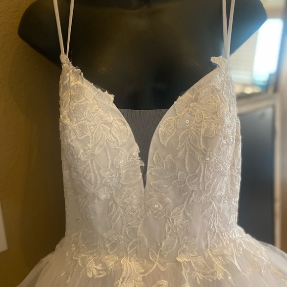 A-line Princess Tulle Lace V-neck Sleeveless Sweep/Brush Train Wedding Dress - Picture 5 of 11